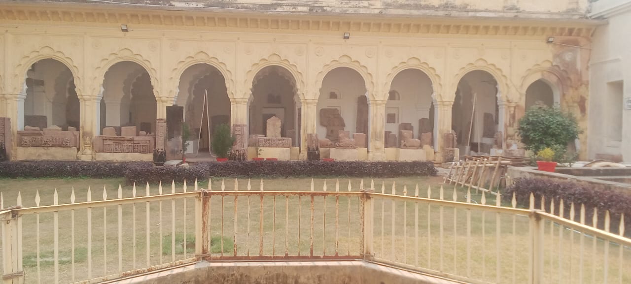 झाँसी किला परिसर और पुरानी कलाकृतियाँ