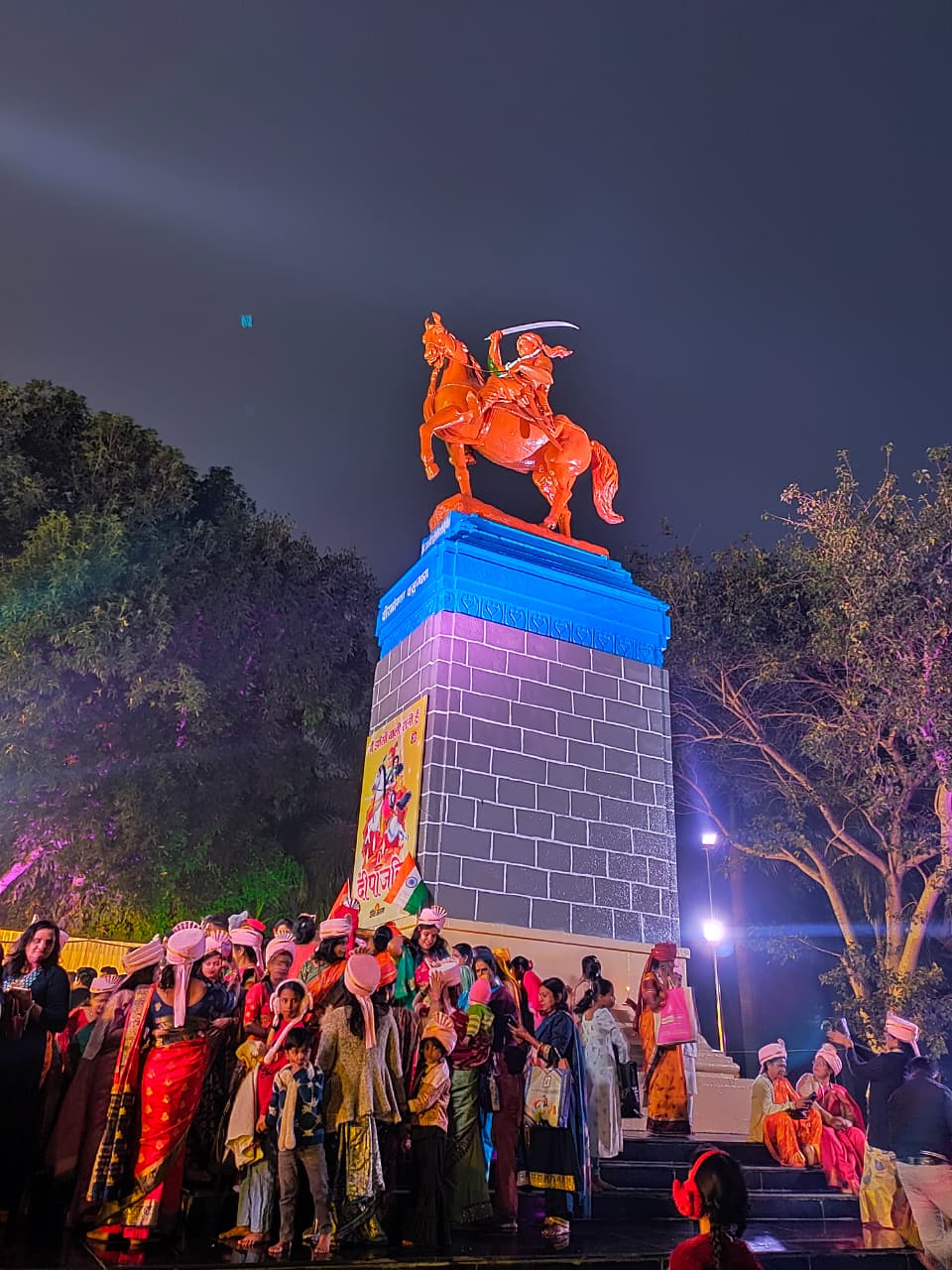 दीपांजलि और समारोह में उपस्थित जनसमूह